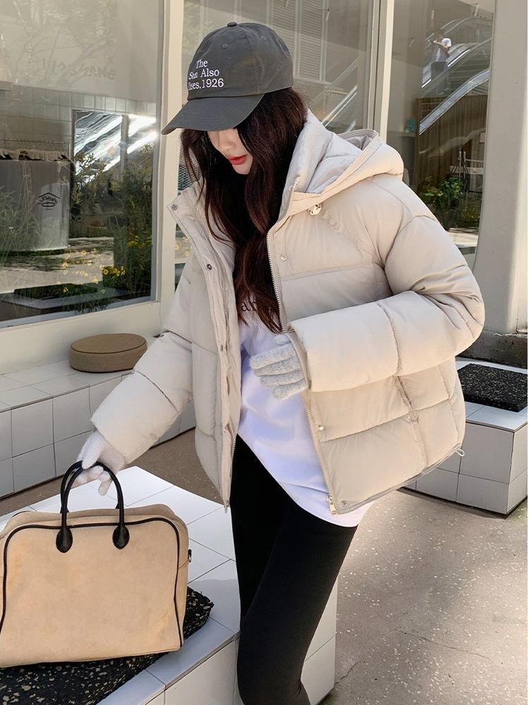 Dámská krátká větruodolná zateplená zimní bunda s kapucí a raglánovými rukávy