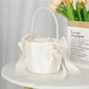 Weißer Satin-Perl Hochzeits-Blumenmädchenkorb mit Geschenkschleife