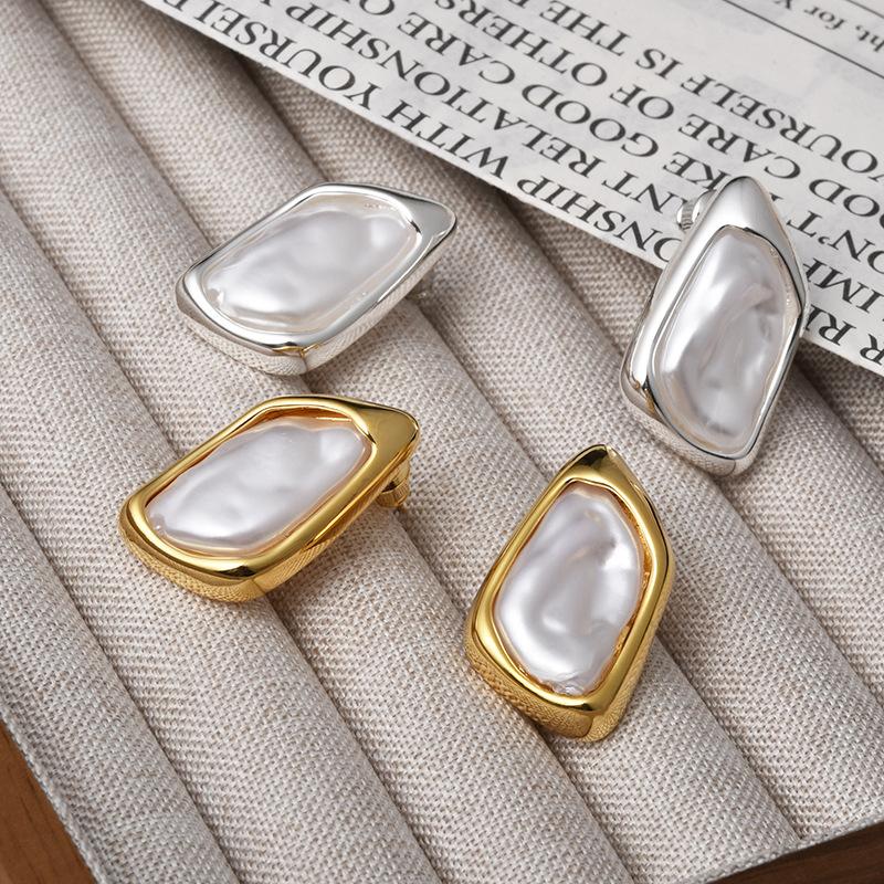 Vintage Baroque Shell Stud Earrings Women Gold Retro Premium Dainty Versatile Statement Fashion Jewelry Gift