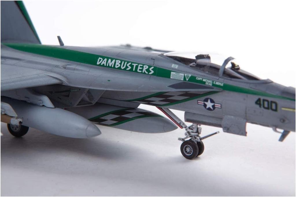 Plastikový model amerického námořnictva Super Hornet Chippy Ho v měřítku 1/72 od Doyusha. Úžasný! Č. 7 F/A-18E VFA-195 Barevně kódovaný