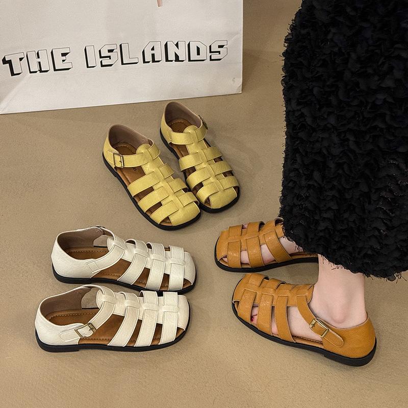 Sommer neue Ein-Wort-Sandalen Metallschnalle Taschenkopf Gummi flacher Boden niedriger Absatz Römersandalen Damen