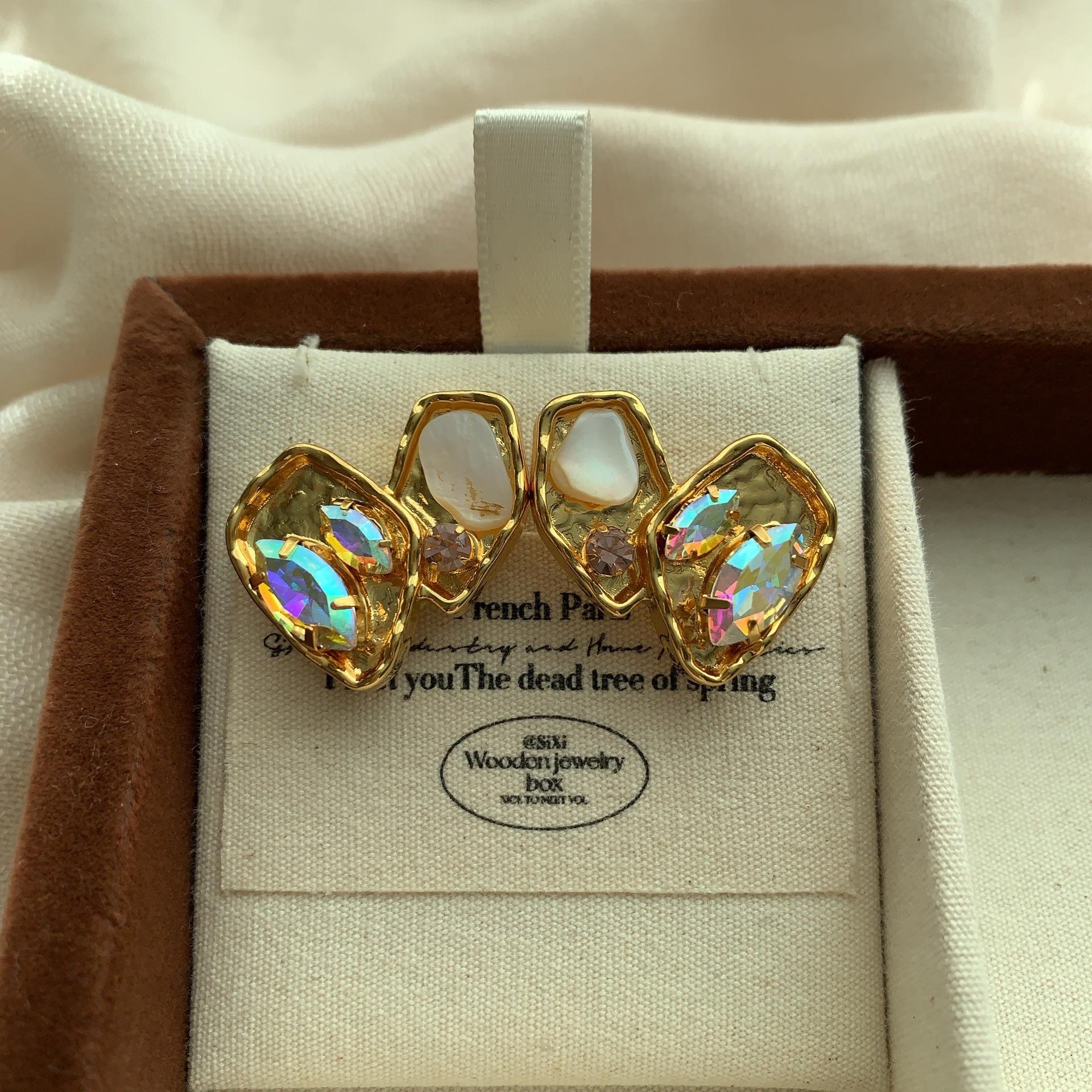 

Metal shell collage Symphony crystal embellished stud earrings Women s shining atmosphere Niche light luxury art Casual