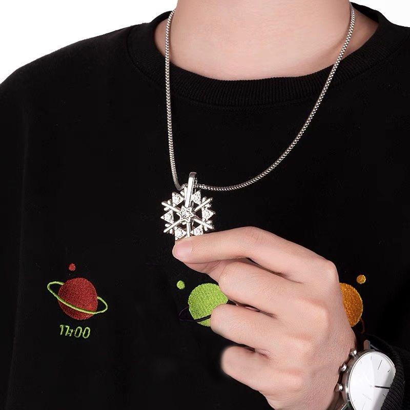Rotating Snowflake Necklace Pendant for Men and Women, Fashionable and Simple Necklace Accessory