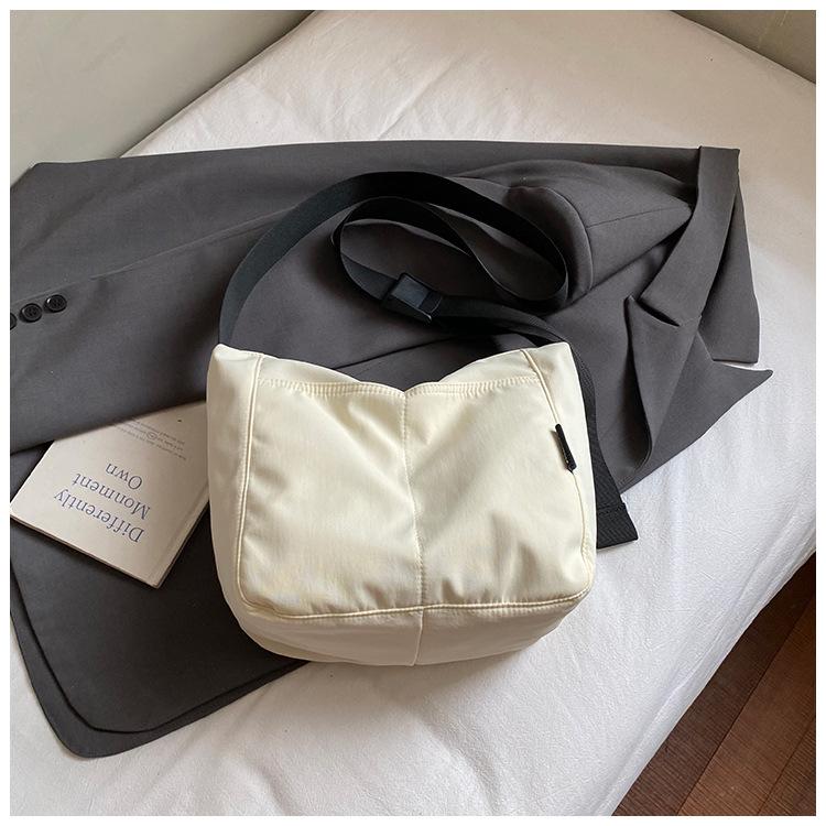

Korean version of fashionable large-capacity shoulder bag women s 2025 new daily lightweight messenger bag casual simple nylon bag белый