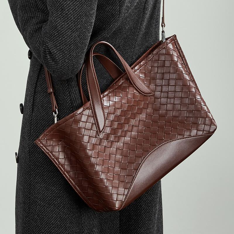 A Niche Design Woven Tote Bag, A Versatile Large-capacity Hand-held Crossbody Bag for Commuting
