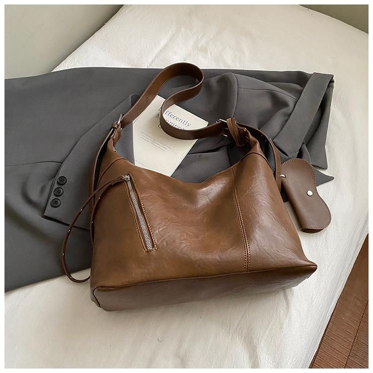 

Корейская версия сумки-тоут большой вместимости для поездок на работу, женская, 2025, новая модная, ретро, сумка-тоут, высококлассная нишевая на плечо, сумка-мессенджер коричневый