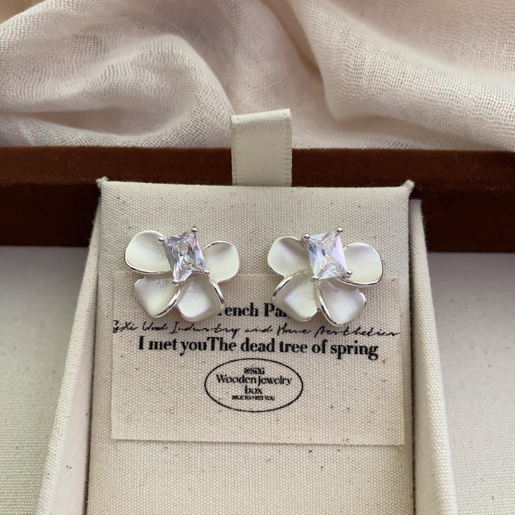 Boucles d'oreilles puces Fleurs Beige Tempérament Tendance Extravagant, Boucles d'oreilles Haut de Gamme, Boucles d'oreilles Exquises et Élégantes de Niche, Boucles d'oreilles.