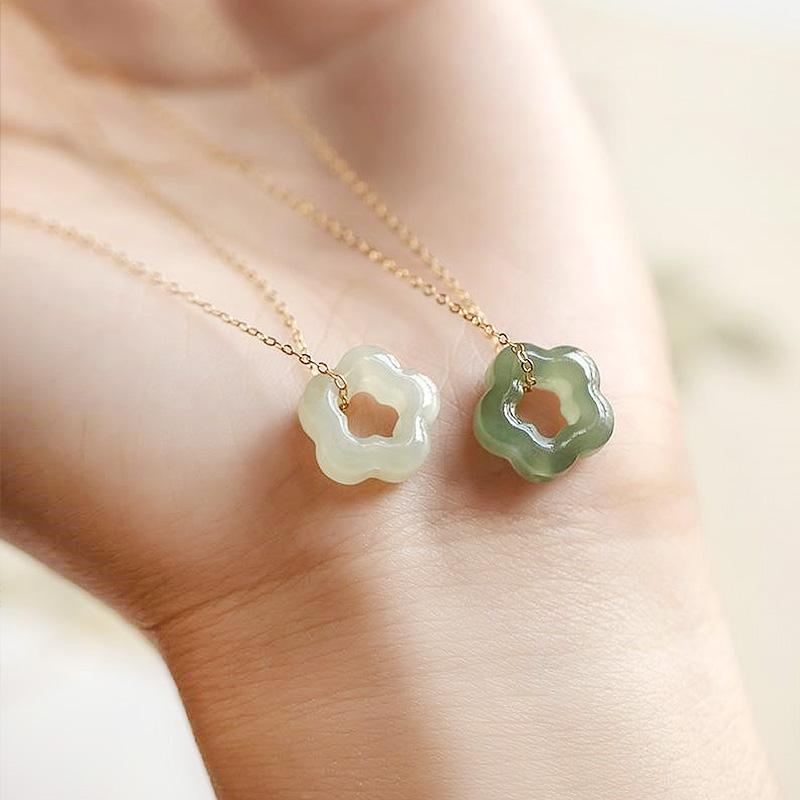 Hetian Jade Plum Blossom Pendant Necklace Natural Vintage Dainty Choker Luxury Clavicle Chain Fashion Temperament