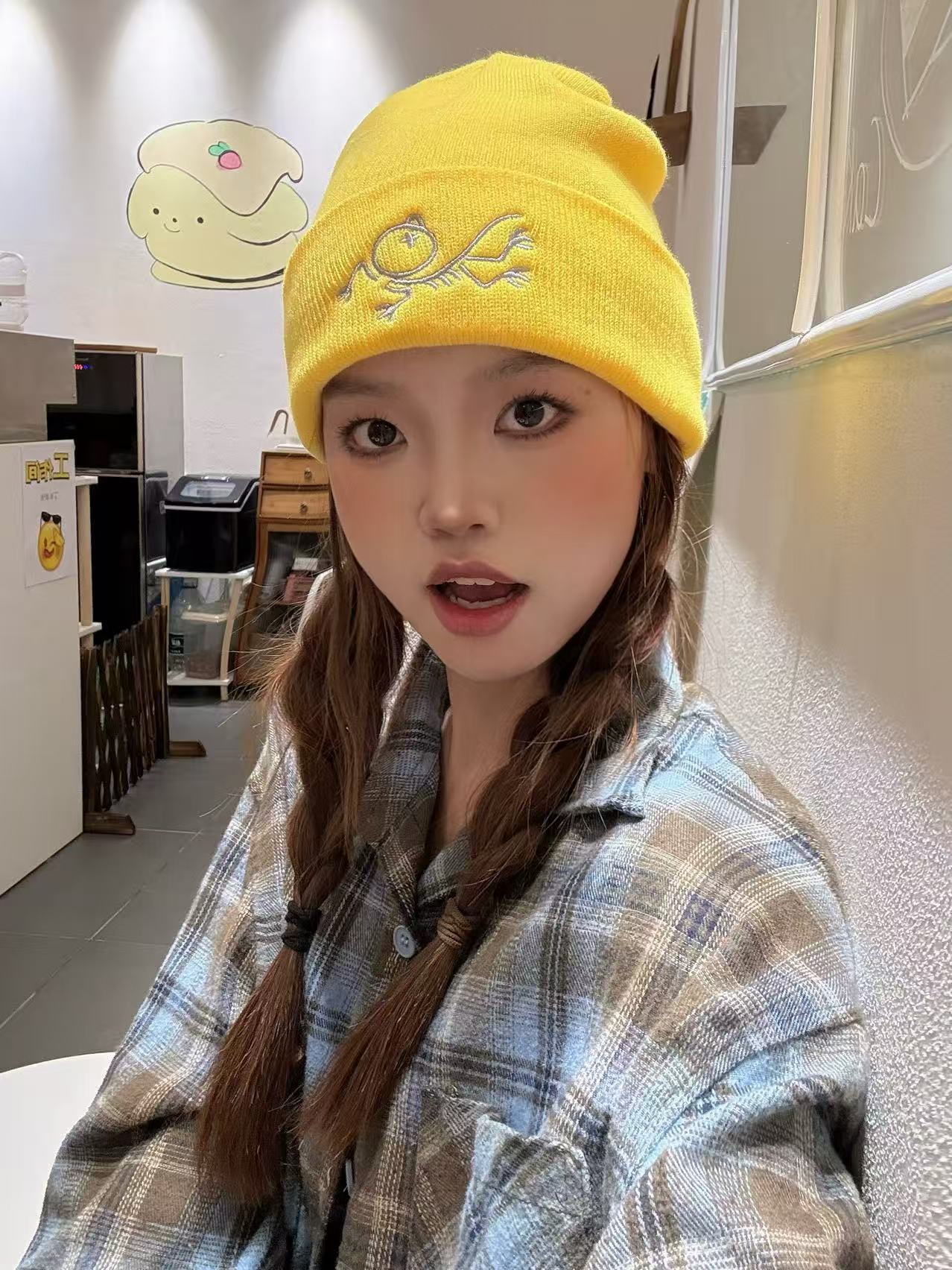 Осенне-зимняя теплая вышитая вязаная шапка для улицы