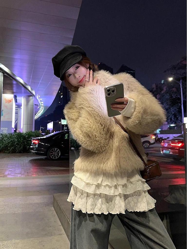 Ladies' Autumn/Winter Long-Sleeve Lace Hem Turtleneck Tee - Slim Fit & Mid-Length Design