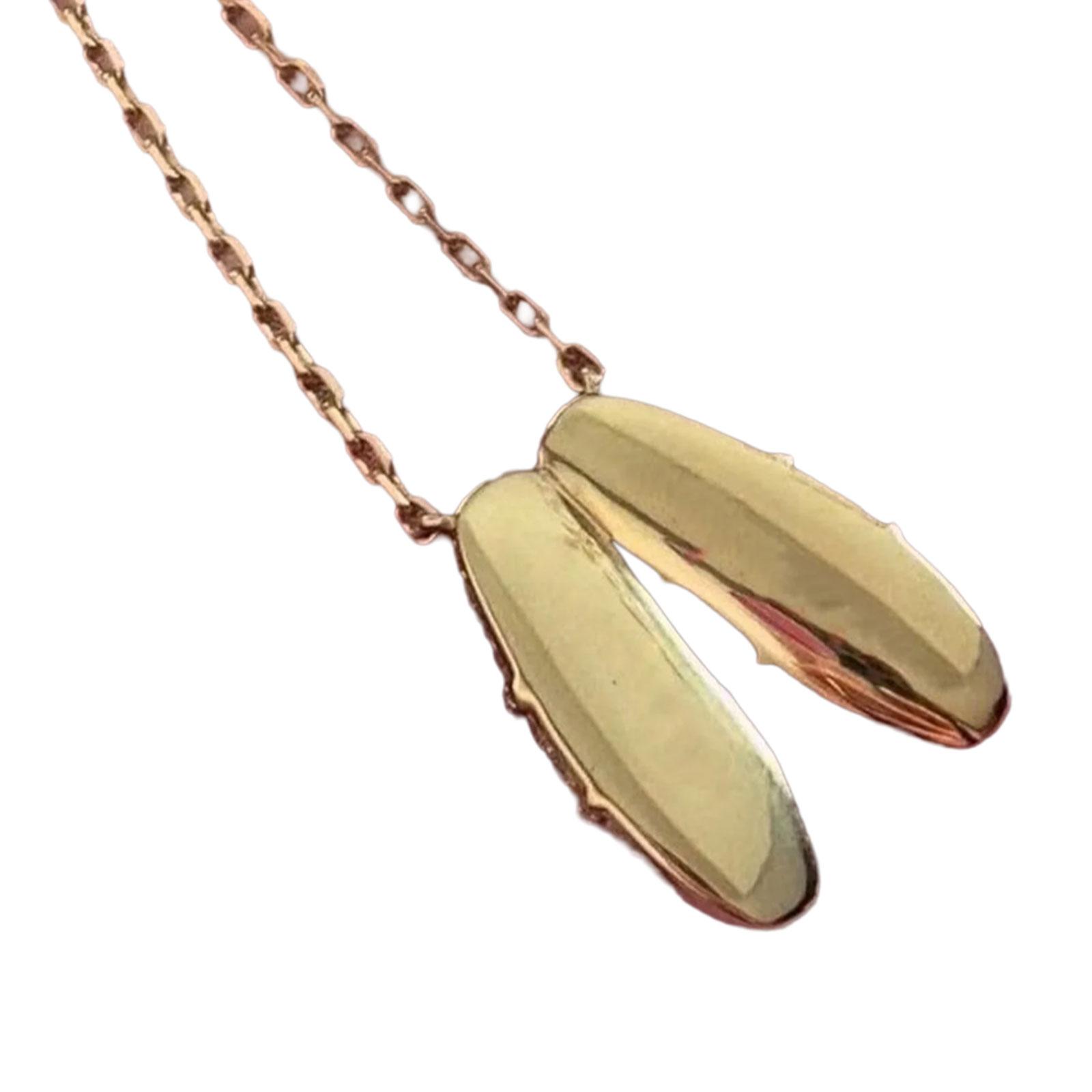 

Изящное ожерелье-подвеска в виде балетной туфельки с элегантными кристаллами. Элегантное украшение для модных женщин и девушек.