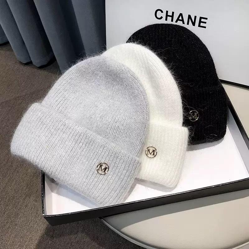 Winter Fashion Popular Soft Unisex Character Travel Keep Warm Knitted Beanies Solid Metal Letter 100% Polyester