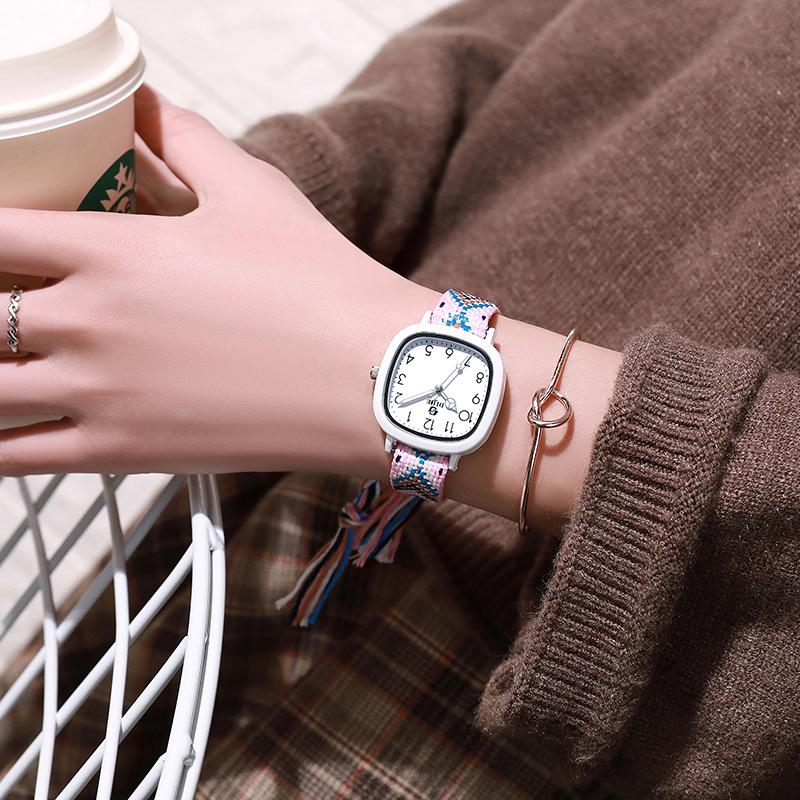 Damenuhr mit kleinem quadratischem Zifferblatt, ideal für Studentinnen; Nische Mori und Academy Style für einen klassischen Look.