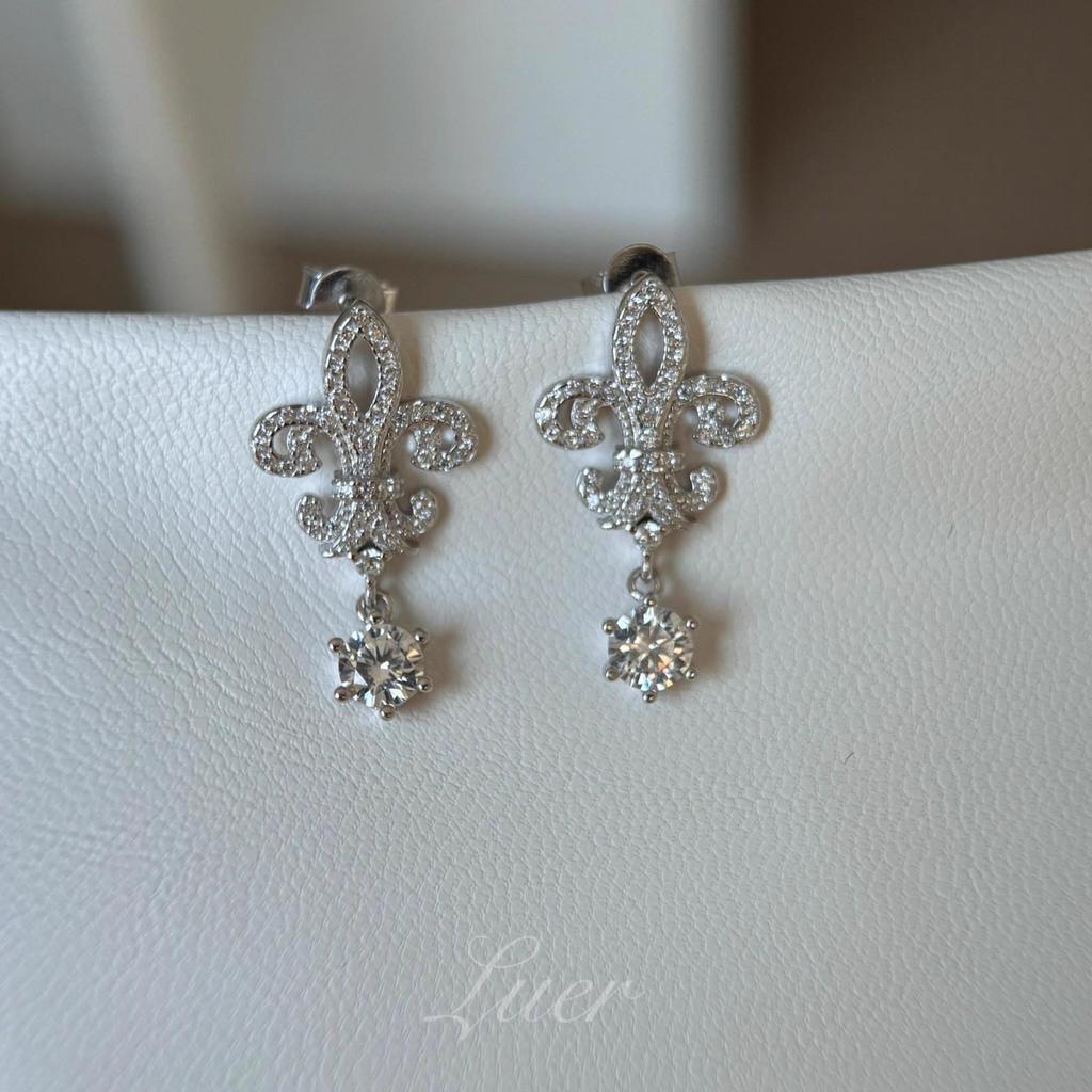 925 Sterling Silver Iris Flower Pendant and Stud Earrings with Sparkling Diamonds - Elegant Light Luxury Design