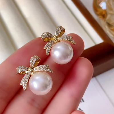 Boucles d'oreilles à tige en strass et perles, élégantes et géométriques, idéales pour les mariages et les fêtes.