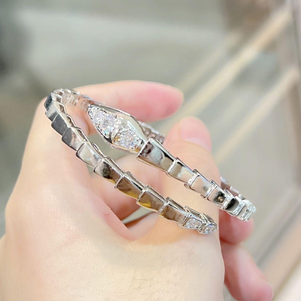 

Snake-shaped Bracelet for Women, Head and Tail Snake Bone Open Bracelet, one size(17-20cm)