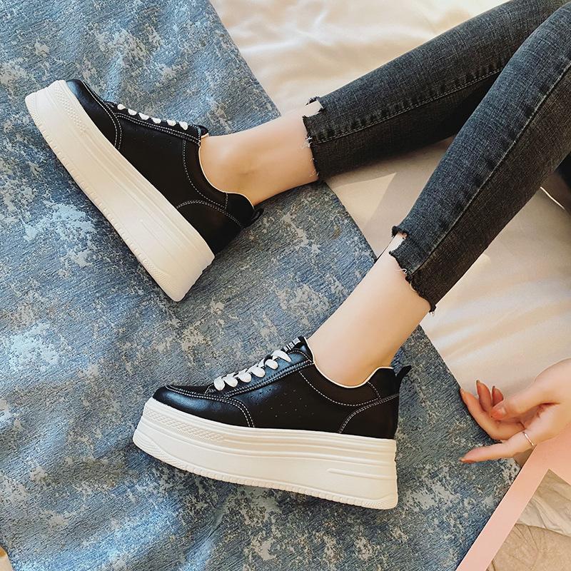 Scarpe sportive con plateau interno e suola spessa da donna primavera estate traforate traspiranti scarpe da donna di Wenzhou modelli rialzanti traspiranti rialzanti
