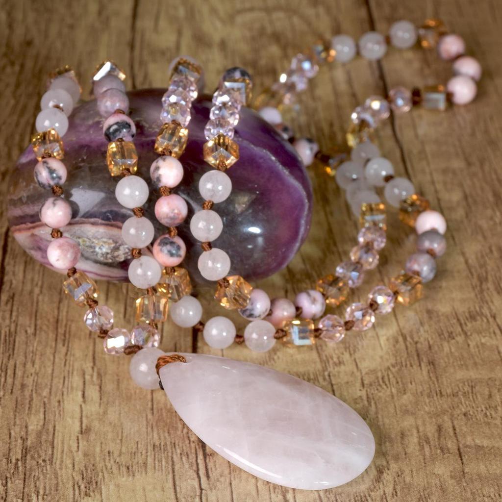 Elegante Collana a Goccia in Cristallo Rosa Annodata a Mano per Donna – Stile Lungo con Sensazione di Alta Gamma