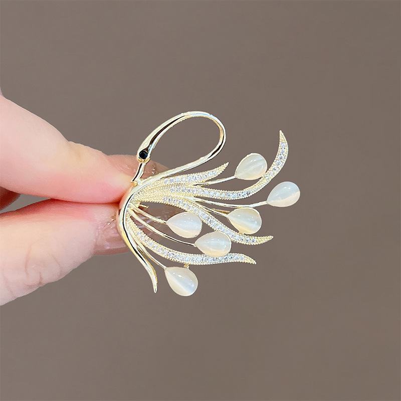 Elegant Alloy Brooch: Premium Niche Women's Versatile Corsage for Coats and Suits