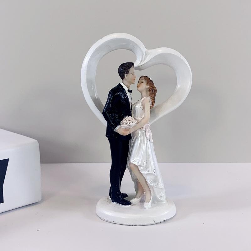 European Style Bride & Groom Resin Wedding Doll: Cute Couple Cake Decoration
