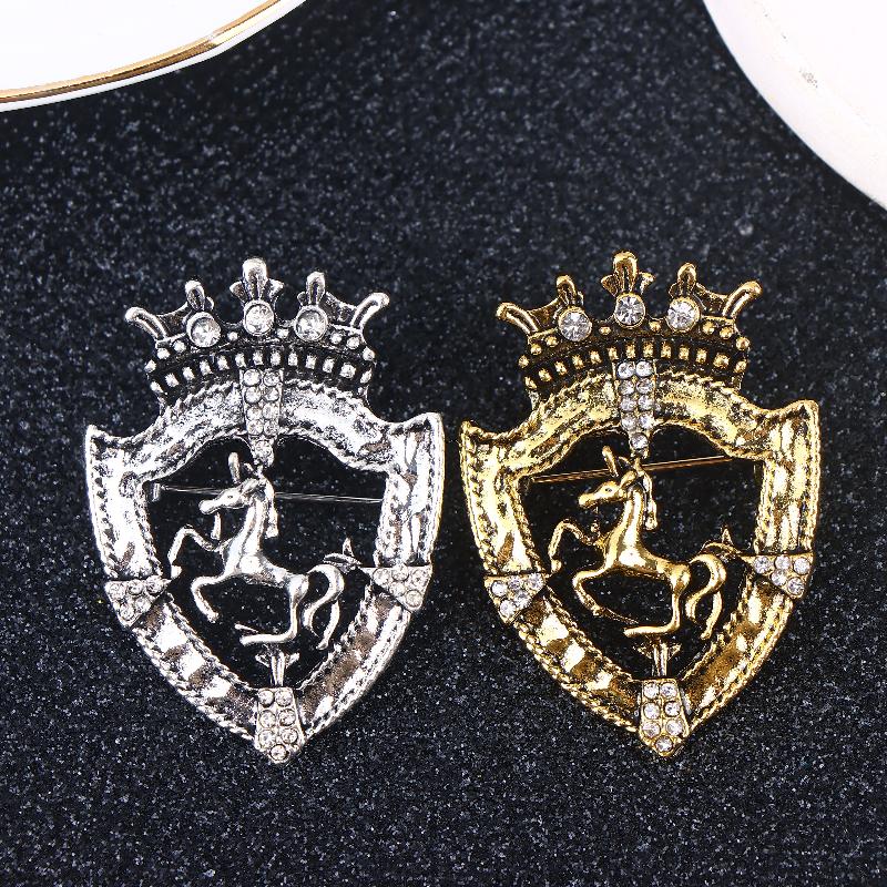 Vintage Small Crown Brooch For Men'S Suit Corsage Horse Lapel Pin Badge Clothing Decor