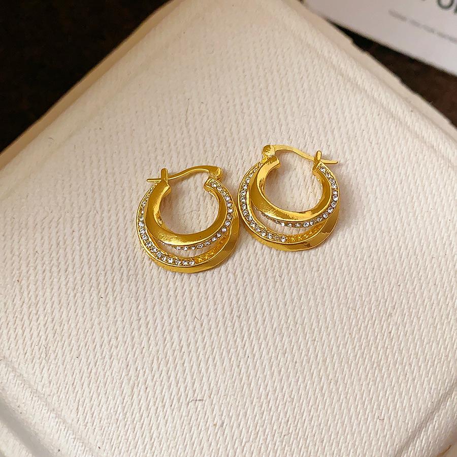 Vergoldete ineinandergreifende runde Ohr-Manschetten - Minimalistische Luxus-Ohrringe