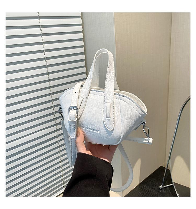 Niche Small Bag Single Shoulder Messenger Bag Women's New Retro Versatile Casual Handbag High Value