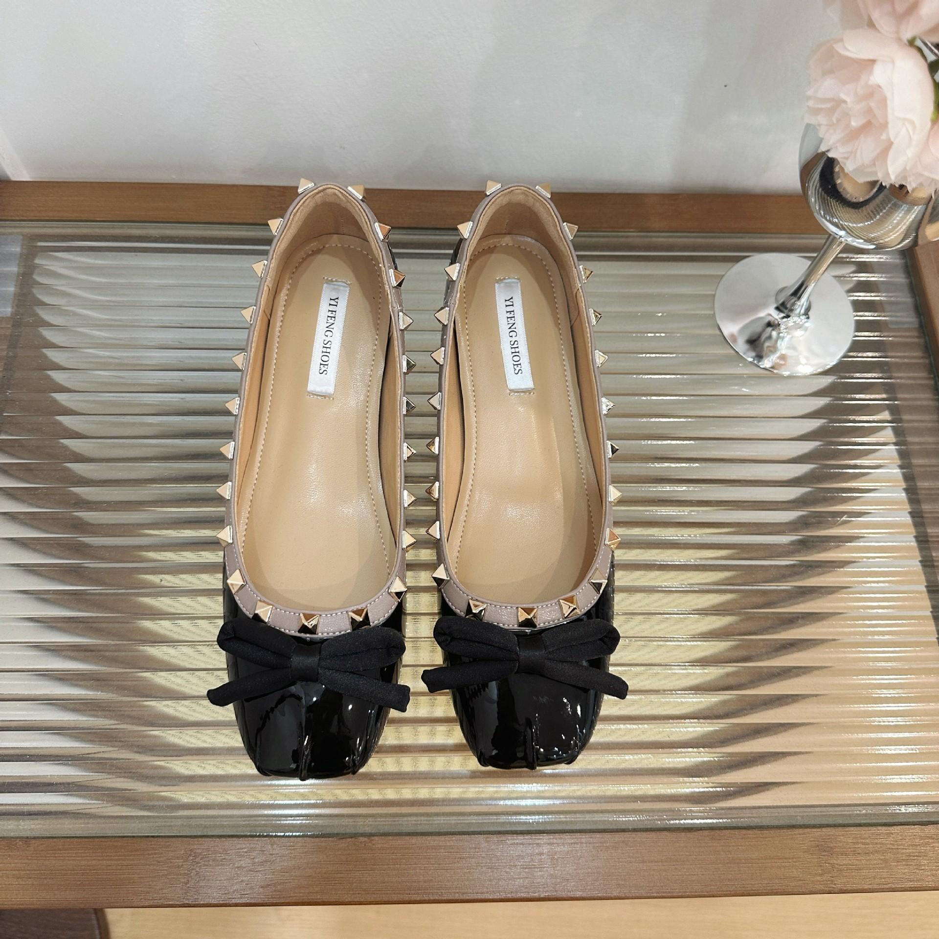 

Inner height-increasing women s shoes, rivets, patent leather, shallow-mouth single shoes 24 autumn new Xiaoxiangfeng pig nose bow ballet shoes 39 чёрный