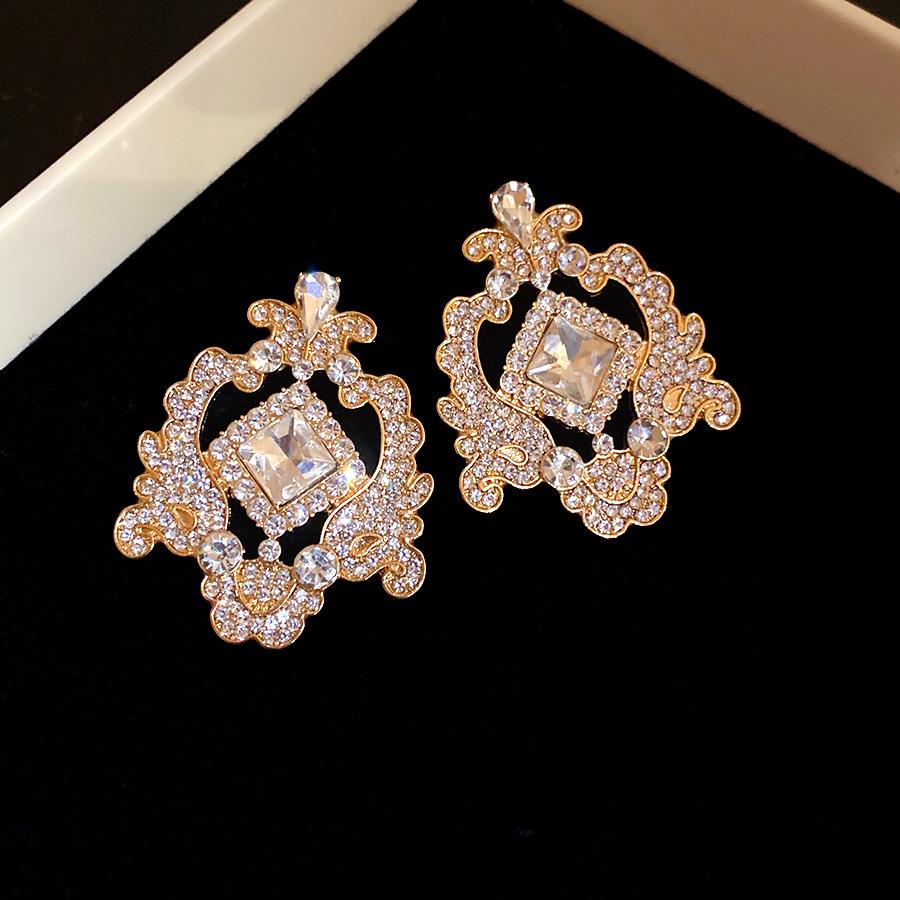 

Silver needle with diamonds geometric hollow pattern stud earrings French court style retro collarbone chain light luxury high-end suit women