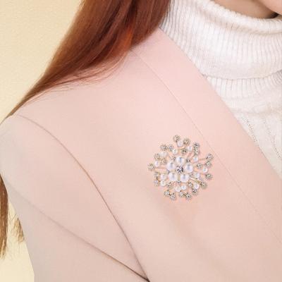 Damen Brosche Schneeflockenform Strass Faux-Perlen Dekor Rutschfest Verschleißfest Anzug Mantelkragen