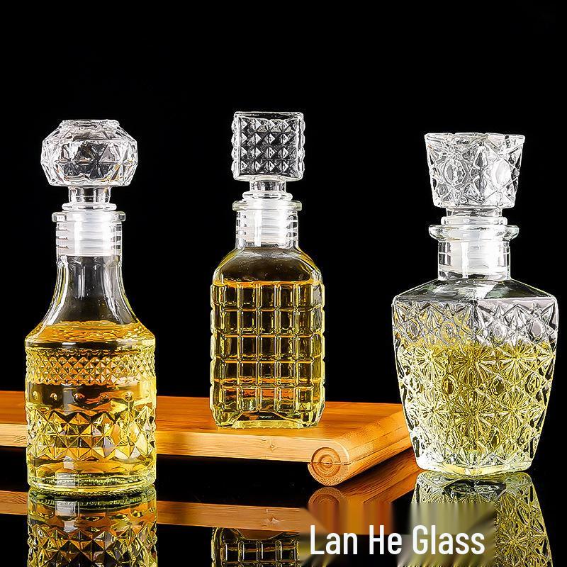 European Style Transparent Glass Carved Small Wine and Liquor Bottle/Vase