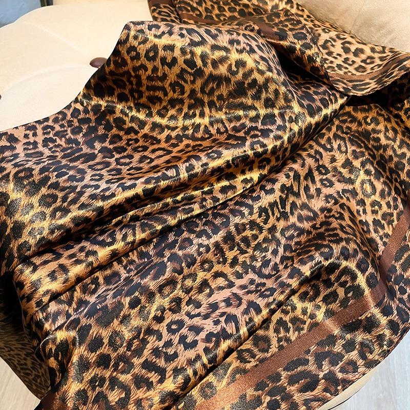 Neuer 90*90 Foulard Leoparden Seidenschal für Damen Seidenschal Designer Luxus Taschentuch für Kopf Halstuch Handtaschenschal SJ05