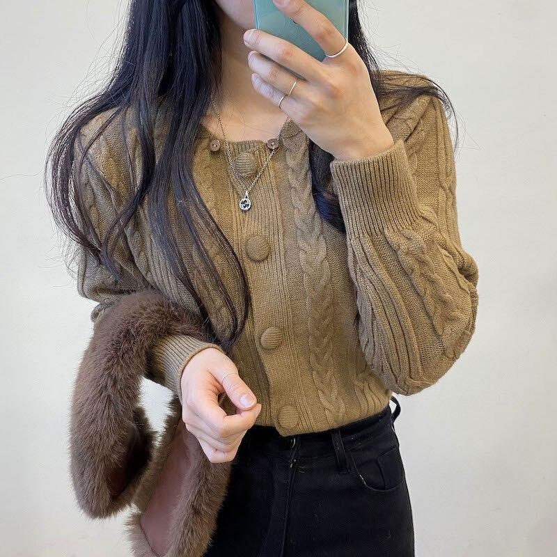 

В’язаний светр-кардиган осінь-зима 2023 Жіноча мода пальто з пухнастим коміром Короткий топ Вінтажні товсті укорочені светри 29234 One Size хакі
