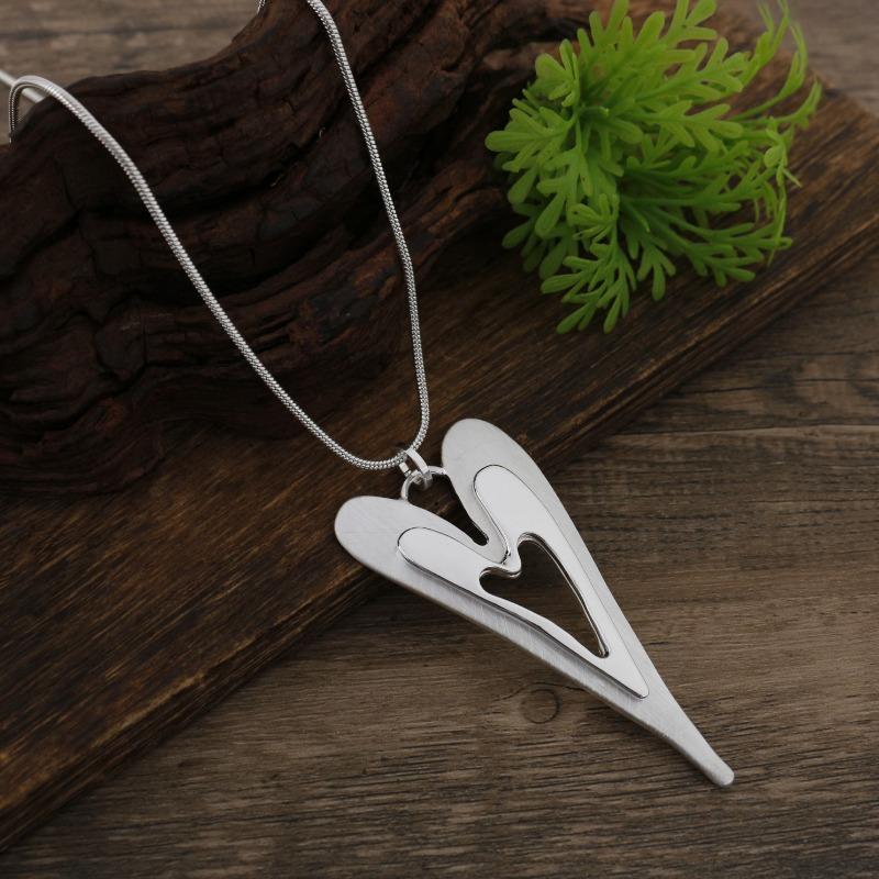 

Новая полая матовая подвеска в виде сердца, женское простое и изысканное осенне-зимнее двухслойное длинное колье в форме сердца