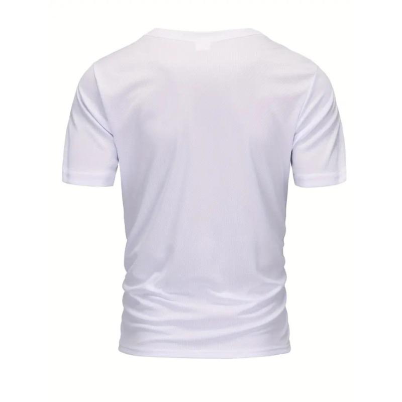 Europäische Größe Herren Dunkelblaues T-Shirt mit Schachfiguren Grafikdesign und Karomuster, Lässiges Outdoor-Taschen-Schwarzhosen-Outfit