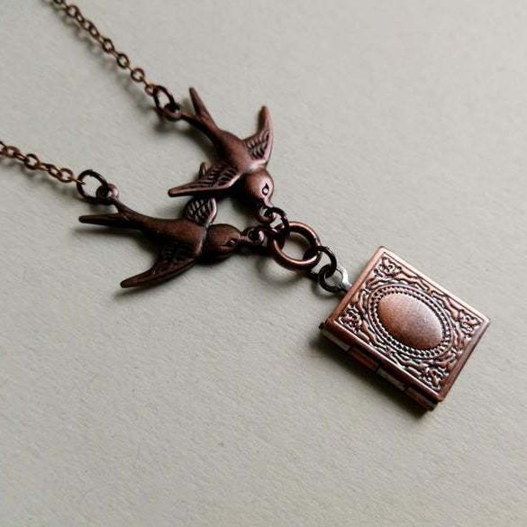 Vintage Kwadratowy Medalion Naszyjnik z Wisiorkiem Jaskółki