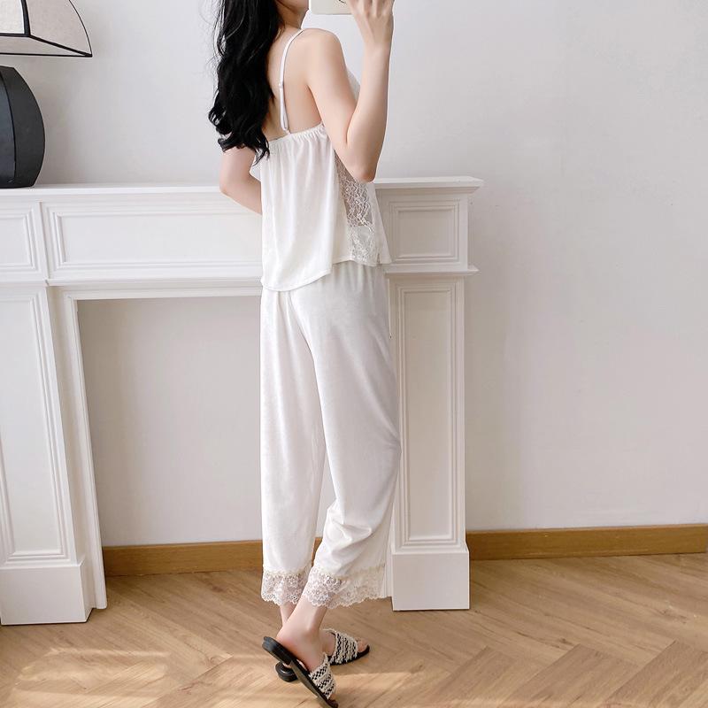 Damski trzyczęściowy zestaw piżamowy z aksamitnej koronki – koszulka na ramiączkach, długie spodnie i szlafrok.