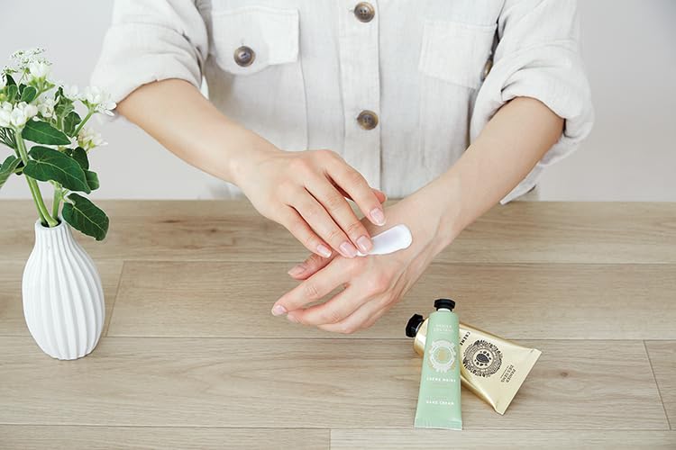 Panierdessens Silky Moist Hand with a feminine and sweet almond and white flower in France with specially selected moisturizing almond ingredients for