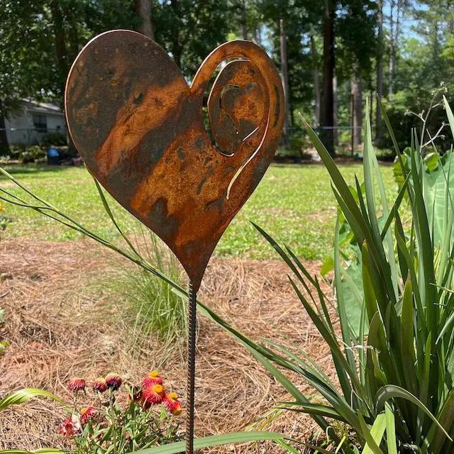 Metal Garden Heart Stake Decorative Rusted Iron Heart Shaped Yard Ornament with Spiral Detail for Outdoor Landscaping and Garden Decor