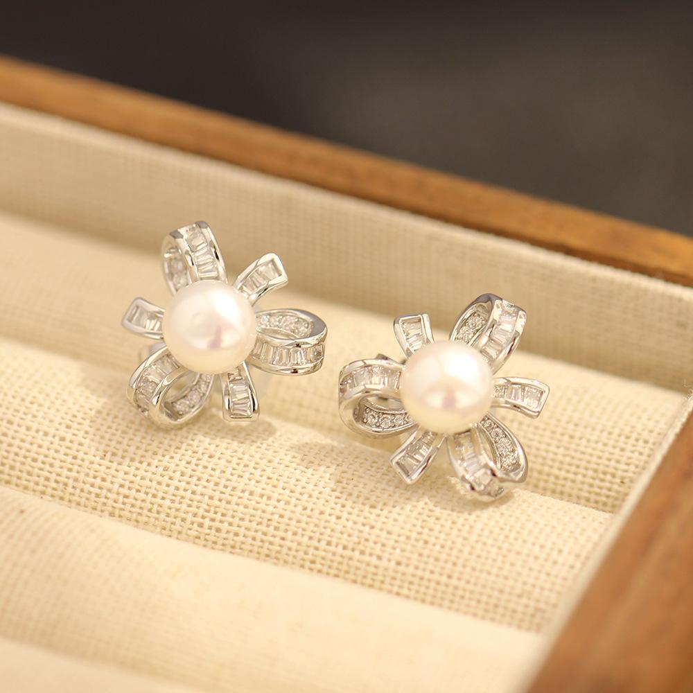 New exquisite three-dimensional diamond-encrusted zircon small flower earrings, freshwater pearl flower earrings, earrings without ear piercings, wome