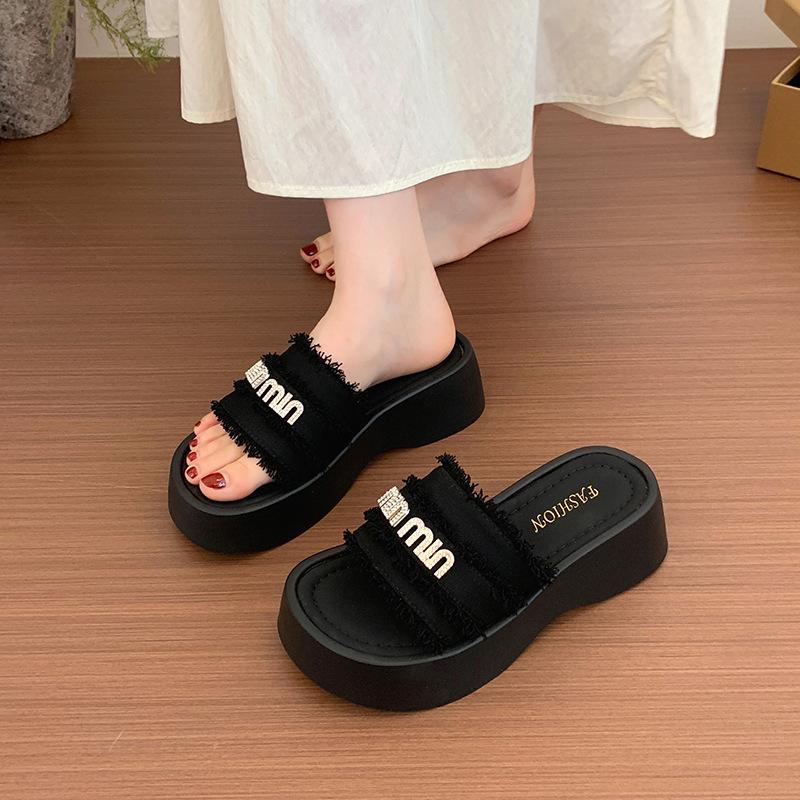 French Small Fragrant Slippers Women's Summer Wear 2025 Spring and Summer New Fashion One-word Thick-bottomed Beach Cool Slippers