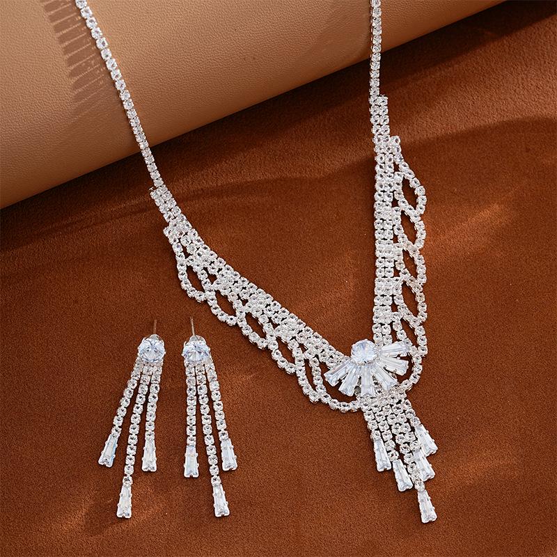 Zircon Jewelry Set: Elegant Niche Design for Weddings and Banquets - Earrings and Necklace