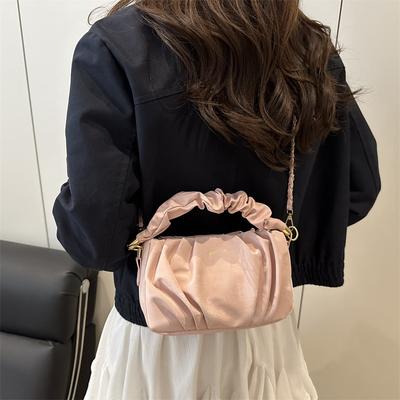 Bolsa nova tendência de moda feminina bolsa mensageiro versátil casual bolsa de ombro de corrente cor sólida bolsa plissada de mão