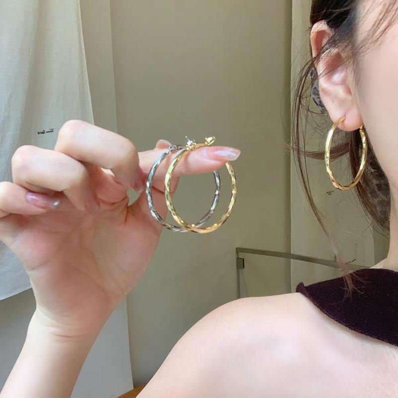 Simple Golden Hoop Earrings for Women Summer Light Luxury High-end Large Ear Hoop Earrings Plain Hoop Hot Girl Earrings Hoop Ear Buckles