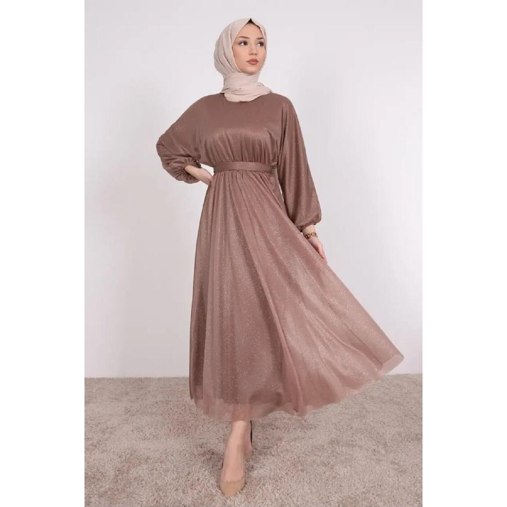 Silbrig-schwarzes Hijab-Abendkleid mit Taillengürtel