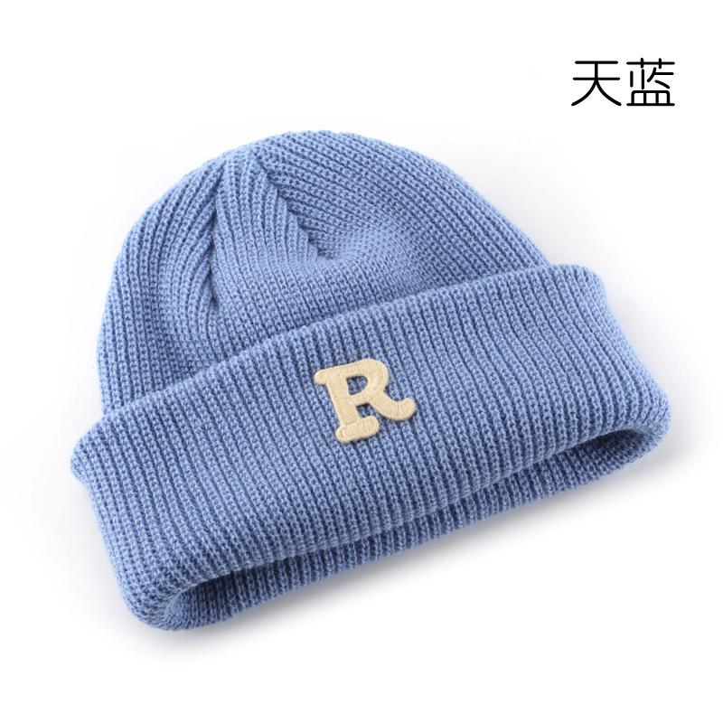 

Z10 autumn and winter solid color letter R crimped knitted hat outdoor cycling warm and cold ear protection wool hat небо синє кольору