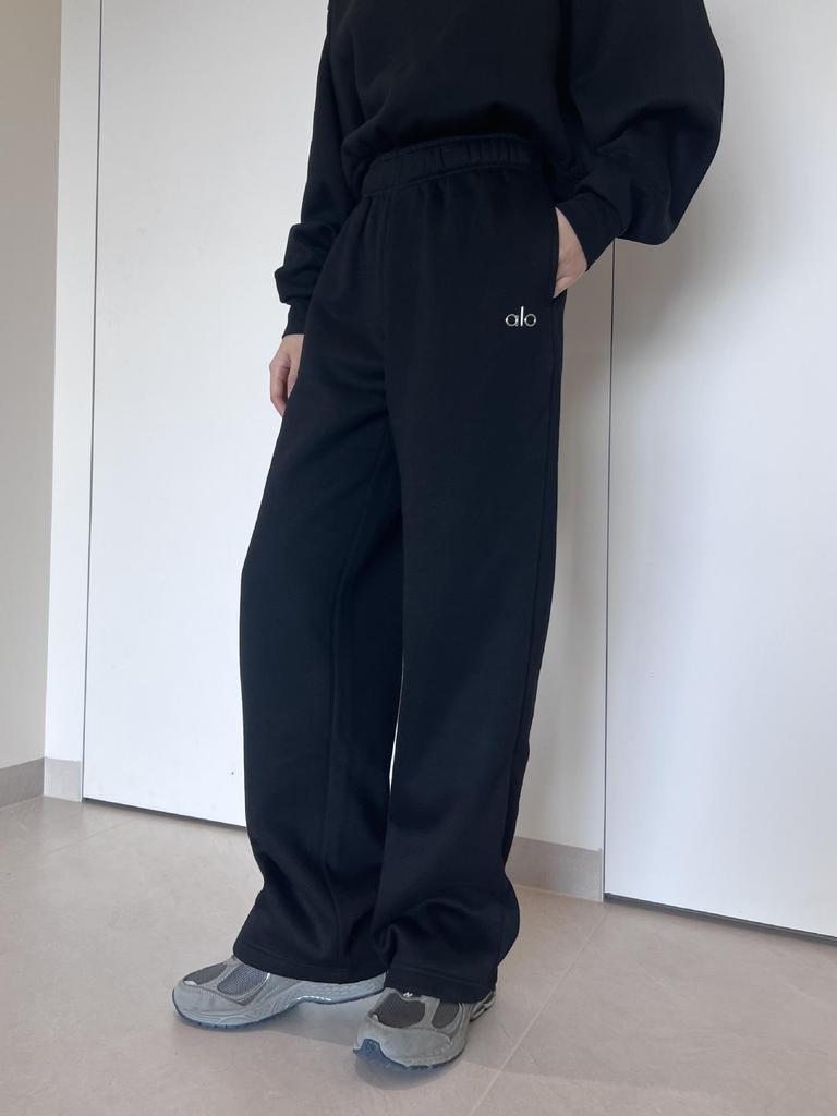 Discover the new high-quality autumn and winter loose straight-leg sweatpants with a raised letter logo.