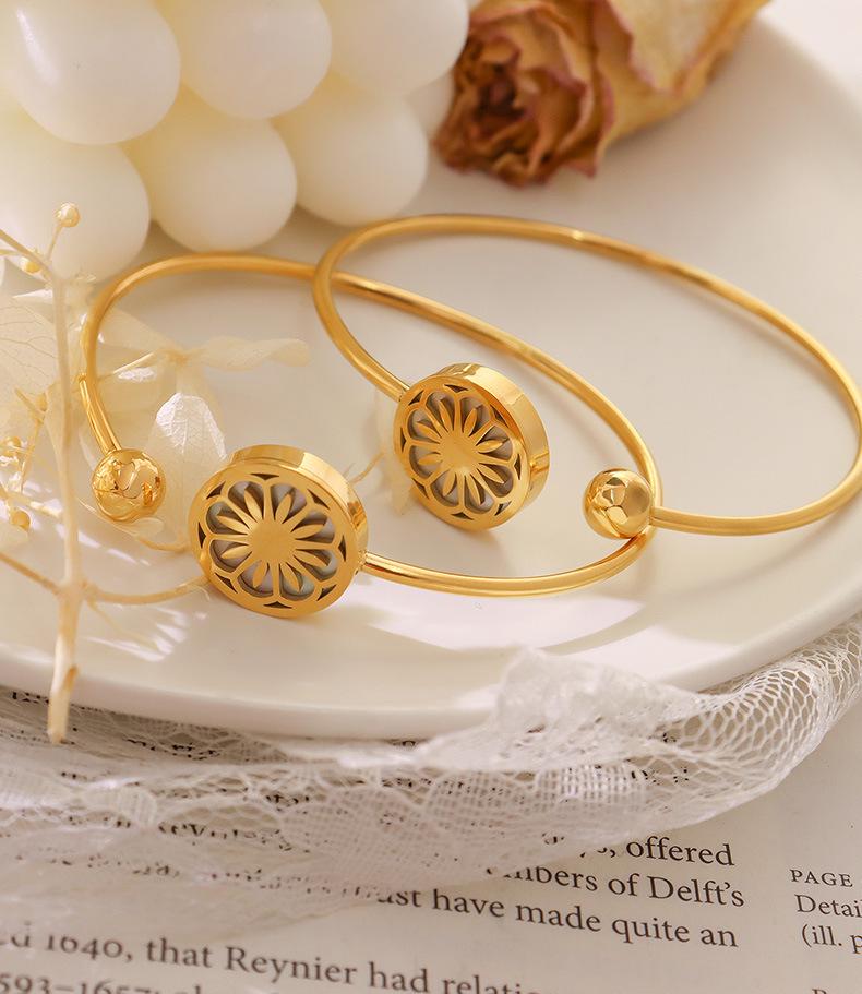 French Daisy Water Shell Soft Wire Bangle, 18K Gold Plated Titanium Steel, Geometric Bracelet Z200