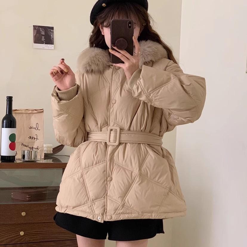 

Женская куртка на белом утином пуху с большим воротником из лисьего меха, новая коллекция 2025, милая, приталенная, теплая, маленькое пальто, тренд average size
