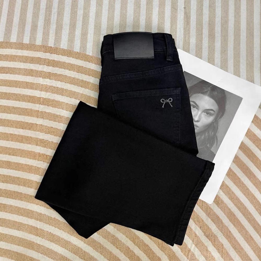 High-Waist Black Jeans for Plus-Size Women – Slimming, Pear-Shaped Fit